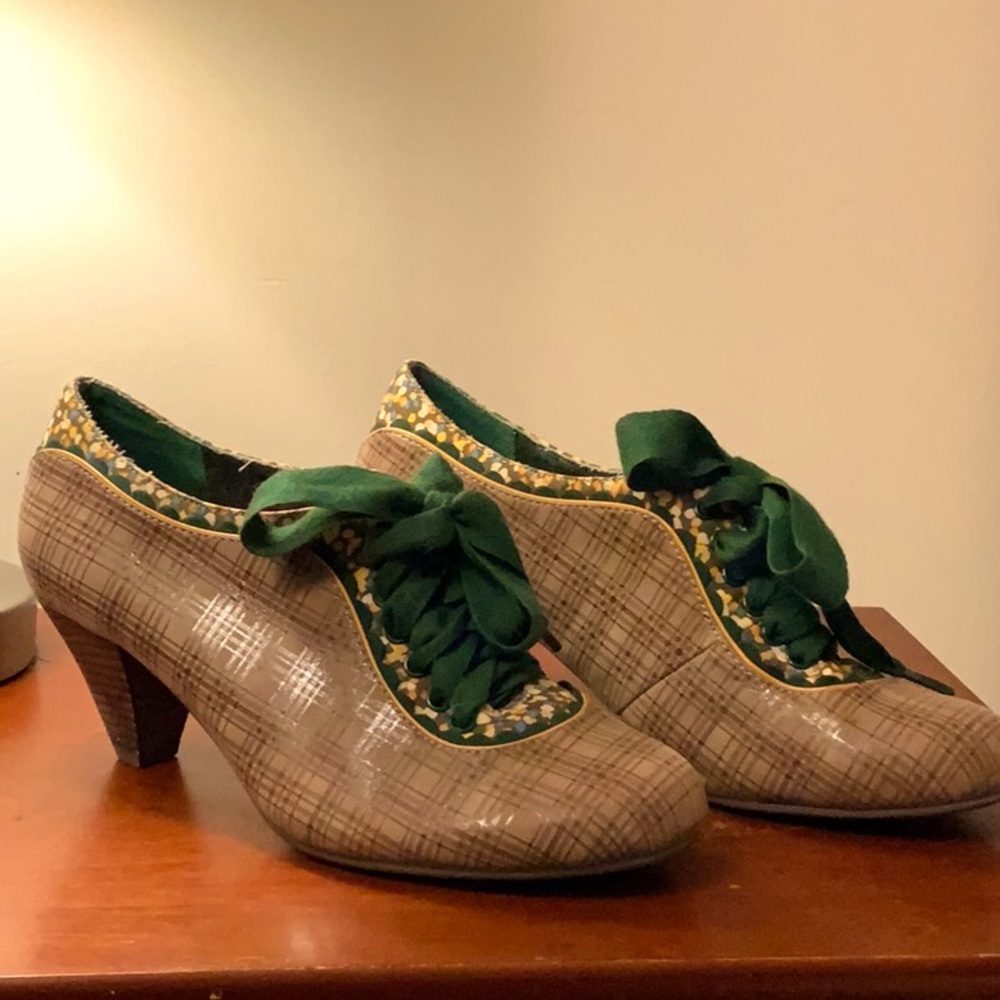 Size 6 kitten heel pumps by Poetic License plaid and green